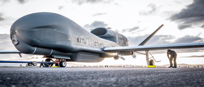 تسليم طائرة المراقبة بدون طيار RQ-4D الخامسة والأخيرة إلى إدارة المراقبة الأرضية التابعة لحلف الناتو (NAGSMA).