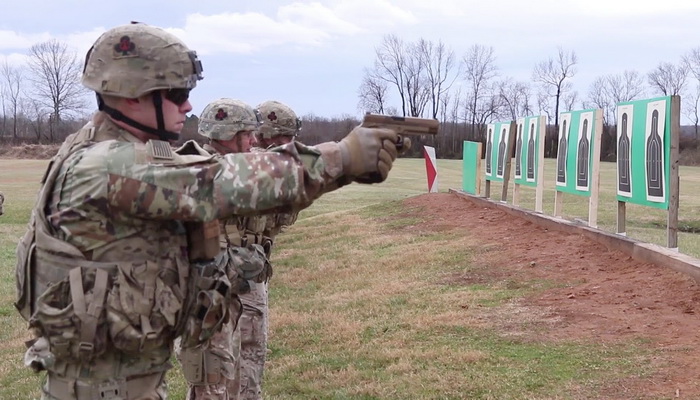 شركة Sig Sauer تصل إلى علامة فارقة في توريد المسدسات إلى جميع فروع الجيش الأمريكي.