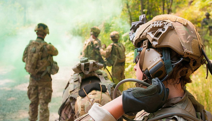 الكونجرس الأمريكي يخفض التمويل لمشروع التعزيز البصري المتكامل (IVAS) المشترك بين شركة مايكروسوفت والجيش الأمريكي.