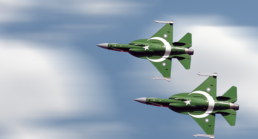 سلاح الجو الباكستاني يتسلم 14 طائرة مقاتلة من طراز JF-17 ذات المقعدين.