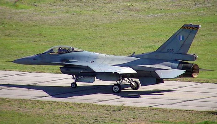 أول طائرة محدثة من طراز F-16 Viper مطورة تابعة للقوات الجوية اليونانية تقوم بأول رحلة لها.