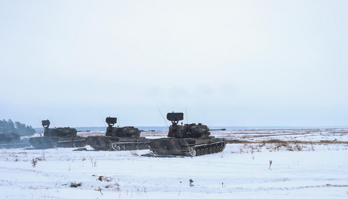 الجيش الروماني يشارك بأنظمة Gepard المضادة للطائرات في تدريبات إطلاق نار حقيقي في بولندا.