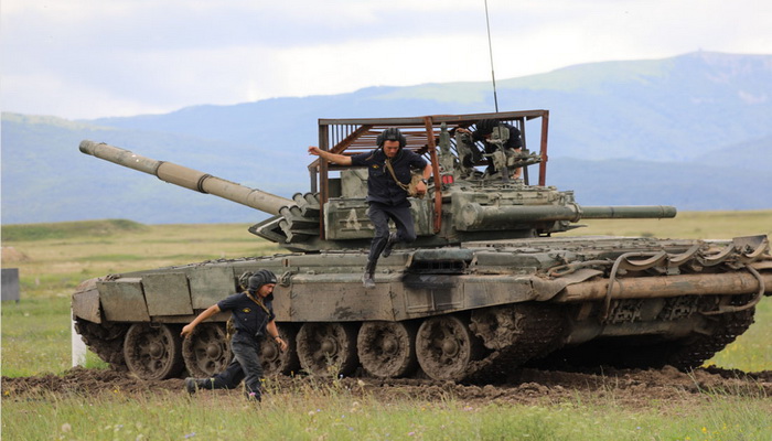 روسيا | الجيش الروسي يبتكر طريقة لحماية دبابات T-72B3 من الهجمات العُلوية.