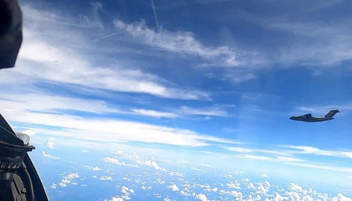 الصين | تستعرض عضلات الجسر الجوي الاستراتيجي المكون من 16 طائرة نقل بالقرب من ماليزيا.