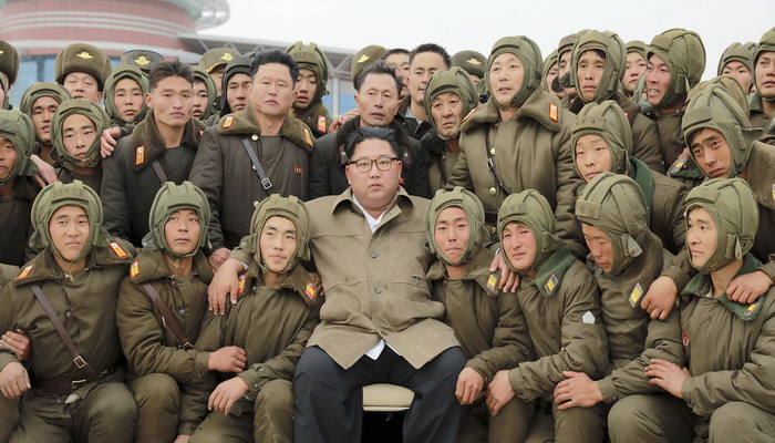 كوريا الشمالية | الرئيس كيم جونغ أون يتعهد ببناء جيش "لا يقهر" وسط شكوك أمريكية.
