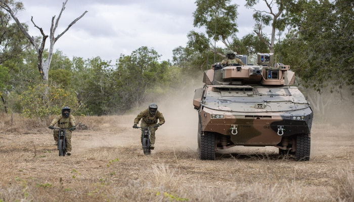أستراليا | الجنود الأستراليون يقومون باختبار دراجات إلكترونية شبحية لمهام الاستطلاع.