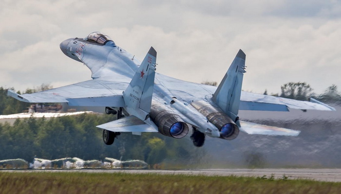 روسيا | طيارو سلاح الفضاء الروسي يتدربون على إعتراض أهدافًا جوية في تدريبات جوية روسيا وبيلاروسيا بمقاتلات Su-35S.