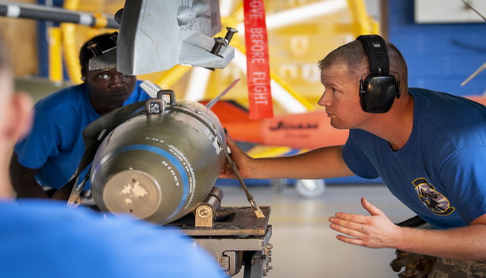 الولايات المتحدة | القوات الجوية الأمريكية تجري أول إصدار متقدم من المخترق GBU-72 5K.