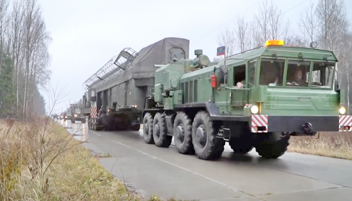 روسيا | وزارة الدفاع تعرض مقطع مرئي لتحميل صاروخ "يارس" عابر للقارات داخل صومعة صاروخية قاذفة.