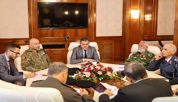 ليبيا | رئيس الوزراء وزير الدفاع يعقد اجتماعا مع رئيس الأركان العامة وأعضاء لجنة 5+5 العسكرية لمتابعة الأوضاع العسكرية.