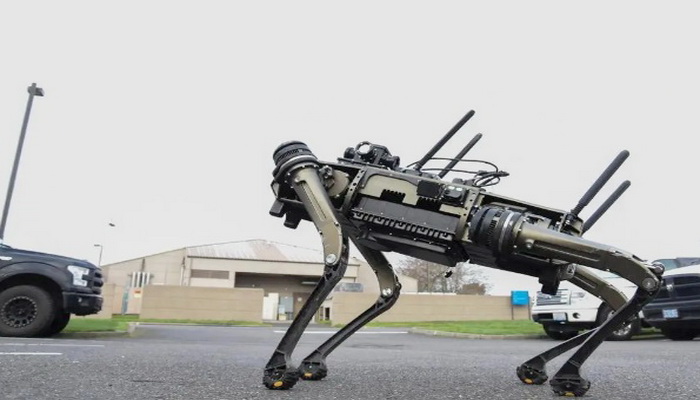 الولايات المتحدة | إجراء اختبار تشغيل للكلب الروبوت (QUGV) بقاعدة بورتلاند الجوية للحرس الوطني. 