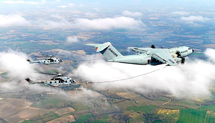 فرنسا | طائرة إيرباص A400M تجري بنجاح إعادة التزود بالوقود للطائرات المروحية.