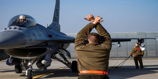 فرنسا | الرئيس ماكرون يقول تسليم الطائرات المقاتلة لأوكرانيا "غير مستبعدة".