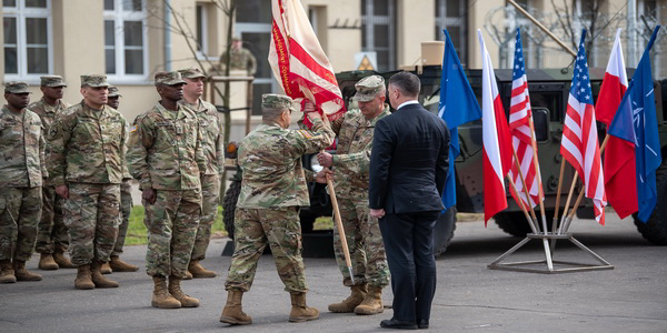 بولندا | تأسيس حامية الجيش الأمريكي في بولندا (USAG-P) ومقر قيادة الفيلق الخامس الأمريكي في معسكر كوسيسوزكو.