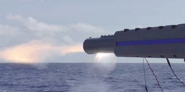 إطلاق أول قذيفة من المدفع الكهرومغناطيسي علي متن السفن لأول مرة في العالم بنجاح.