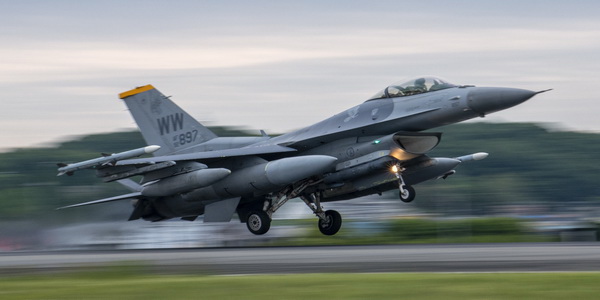 الولايات المتحدة | الطيارون الأوكرانيون يبدأون التدريب على طائرات F-16 في ولاية أريزونا الأمريكية.