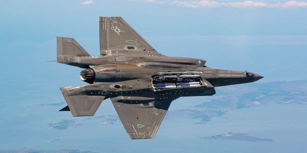 الولايات المتحدة | قيادة الأنظمة الجوية البحرية تمنح طائرات F/A-18E/F حالة القدرة التشغيلية المبكرة للـ "القنابل الذكية".