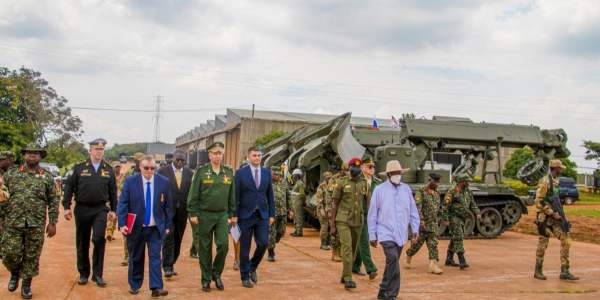 أوغندا | قوات الدفاع الشعبي الأوغندية تستلم أصول هندسية وبحرية روسية بقيمة 53 مليون دولار.