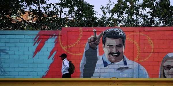 نفّذت القوات الأمريكية عملية عسكرية واسعة النطاق في العاصمة الفنزويلية كاراكاس تحت اسم عملية العزم المطلق (Operation Absolute Resolve)، بهدف اعتقال الرئيس الفنزويلي نيكولاس مادورو وزوجته سيليا فلوريس فنزويلا | "عملية العزم المطلق"... ضربة خاطفة بتخطيط مسبق واعتقال الرئيس الفنزويلي نيكولاس مادورو وزوجته.