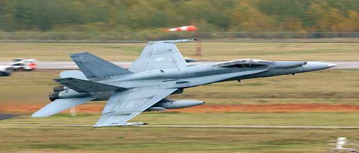 رومانيا | مقاتلات CF-18 هورنت الكندية تحل محل طائرات يوروفايتر البريطانية لحماية المجال الجوي لرومانيا إلى جانب طائرات F-16 الرومانية ضمن مهام الشرطة الجوية.