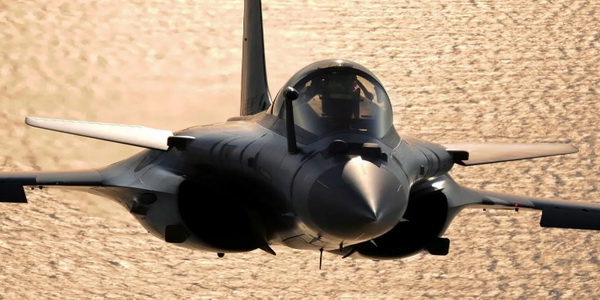فرنسا | القوات الجوية الفرنسية تتسلم 42 طائرة مقاتلة من طراز رافال المعروفة باسم "الشريحة 5".
