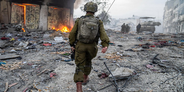 فلسطين المحتلة | تواصل إسرائيل قصفها لقطاع غزة بشكل غير مسبوق و اشتباكات ضارية مع قوات الجيش الإسرائيلي في حي الزيتون جنوب شرقي المدينة.