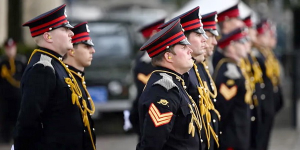 بريطانيا | بعد حظر استمر 100 عام الجيش البريطاني يسمح بإعفاء اللحى وينهي حظرها عن منتسبيه.