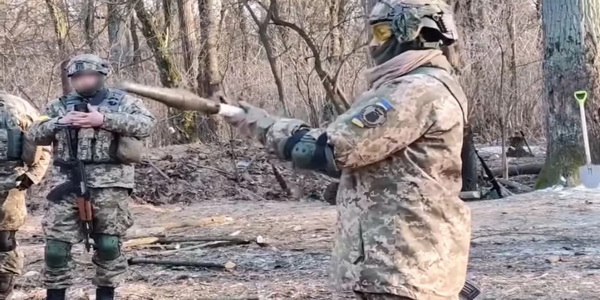 بولندا | أرسال عددًا كبيرًا من صواريخ RPG-76 Komar المضادة للدبابات إلى أوكرانيا.