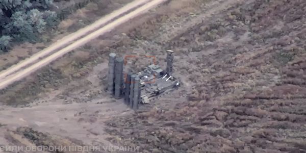 أوكرانيا | المدفعية الصاروخية الأوكرانية تدمر نظام S-300V الروسي بضربة دقيقة من منظومة HIMARS.