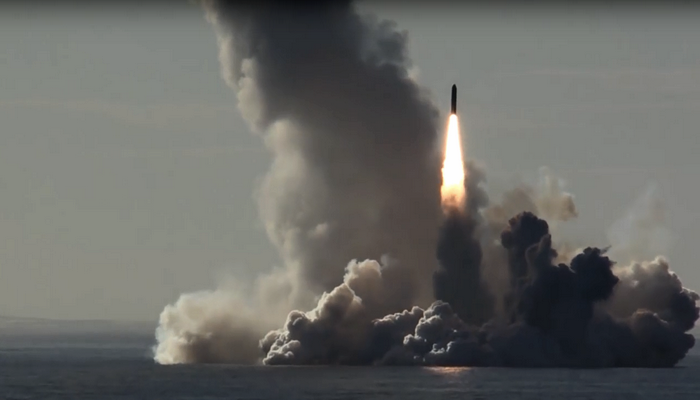 روسيا | نجاح إطلاق صاروخ بولافا الباليستي من الغواصة النووية الروسية جنراليسيموس سوفوروف.