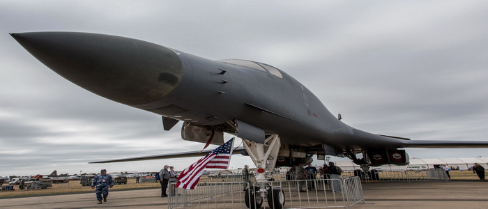 الولايات المتحدة | قاذفات سلاح الجو الأمريكي B-1B Lancer Heavy Bomber يقوم بإعادة التزود بالوقود في ميساوا بتقنية جديدة.
