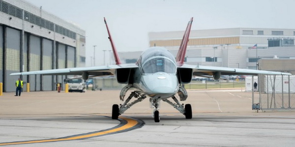 الولايات المتحدة | القوات الجوية الأمريكية تتسلم أول طائرة تدريب نفاثة متقدمة من طراز Boeing-Saab T-7 Red Hawk Supersonic.